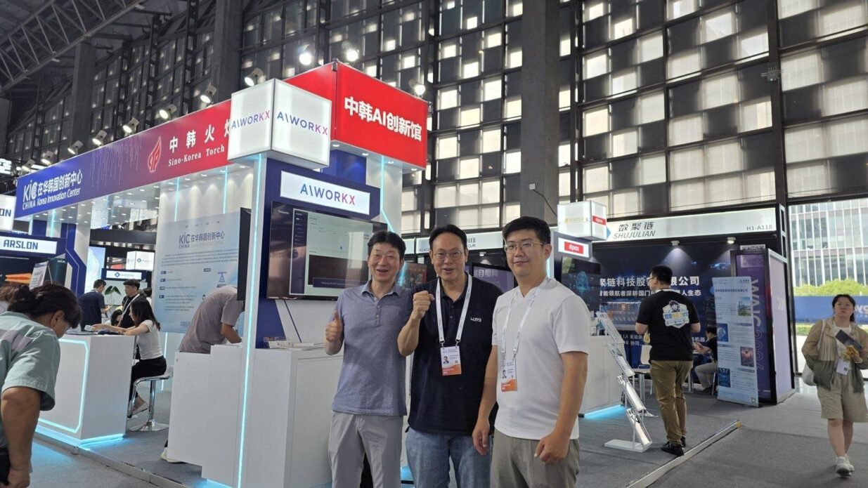 WAIC 2026 한국AI관의 AIWORKX 부스. DeviceProbe™를 처음 해외에 선보였다