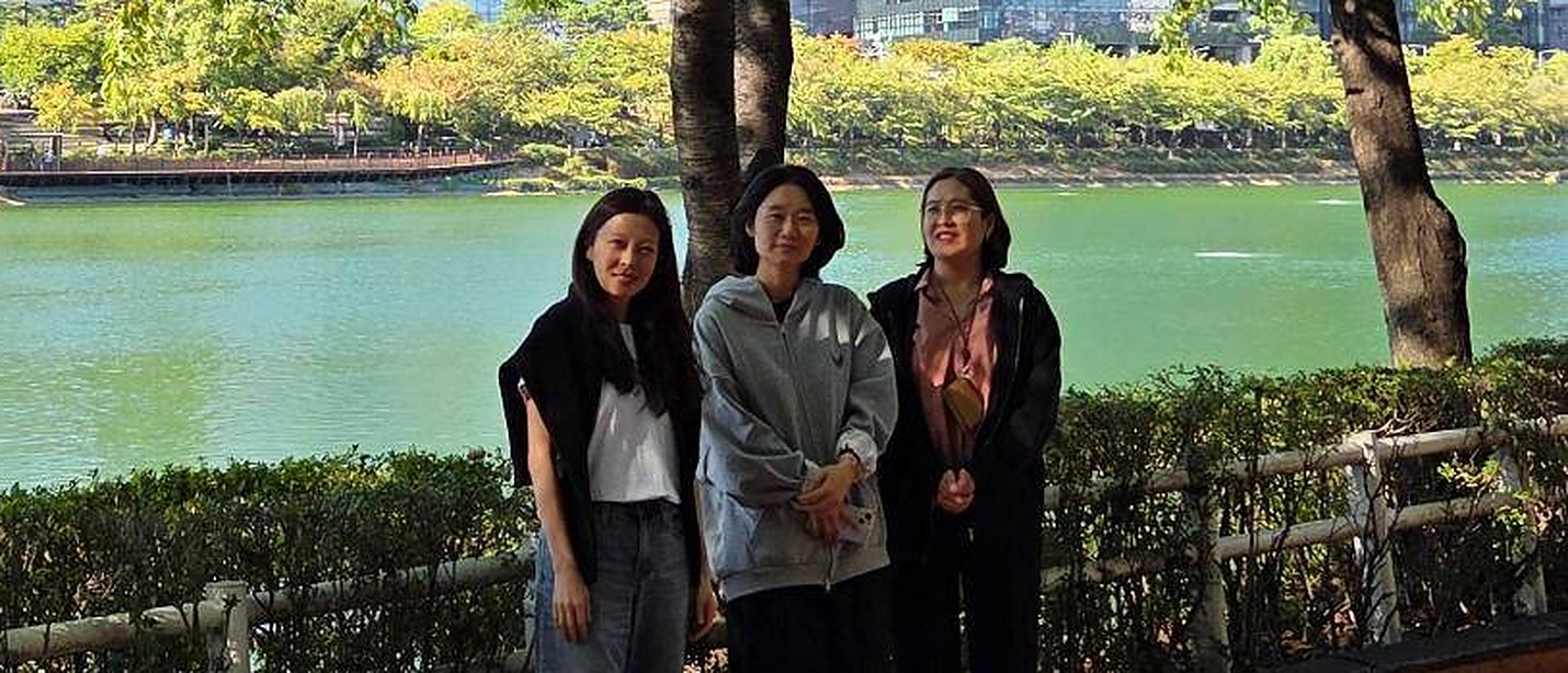 인터뷰를 마치고 호숫가 산책로에서 함께 선 AIWORKX 교육팀 이혜민 팀장, 박순옥 님, 백진연 님