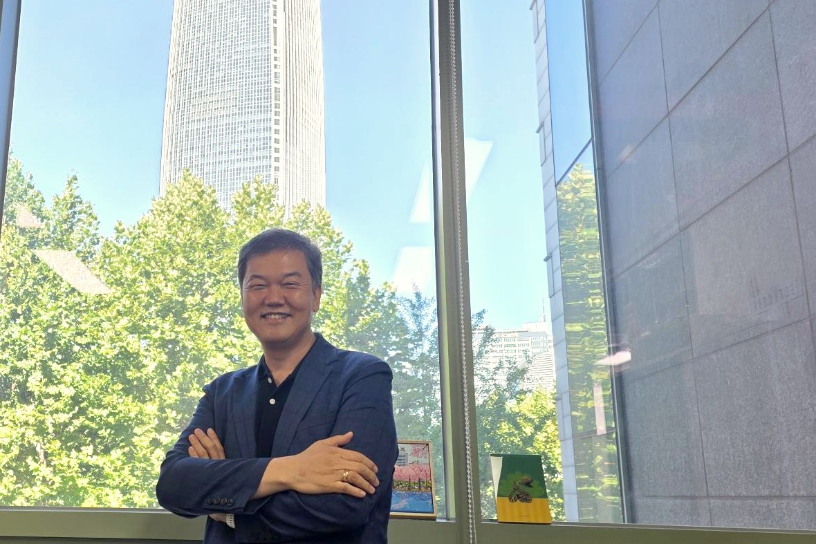 사무실 창가에 선 AIWORKX AX사업그룹 최병정 본부장