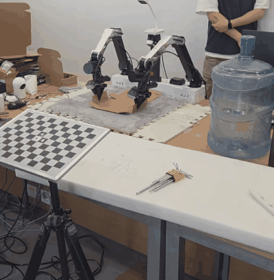 애니버스 R&D 공간에서 로봇팔이 박스 접기를 시도하는 장면(영상 발췌)